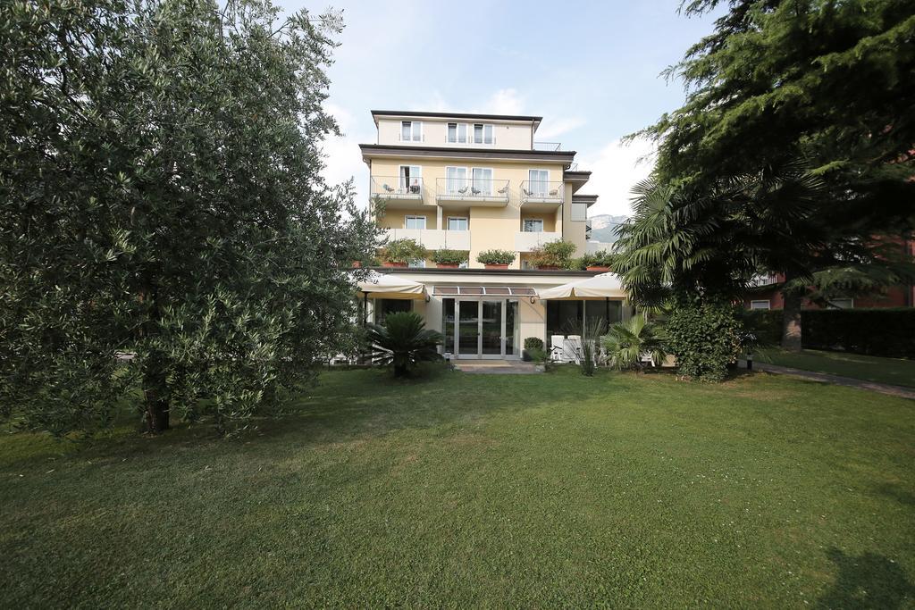 Hotel Villa Verde Torbole Sul Garda ภายนอก รูปภาพ