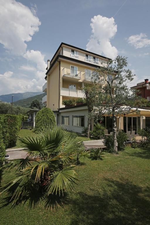 Hotel Villa Verde Torbole Sul Garda ภายนอก รูปภาพ